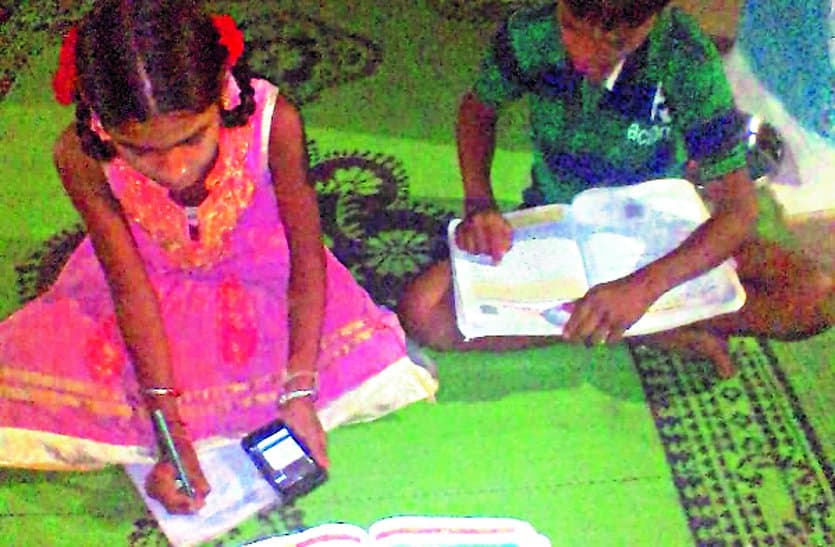 Teachers became active in half a dozen schools under the Padhai Tunhar Duar campaign.