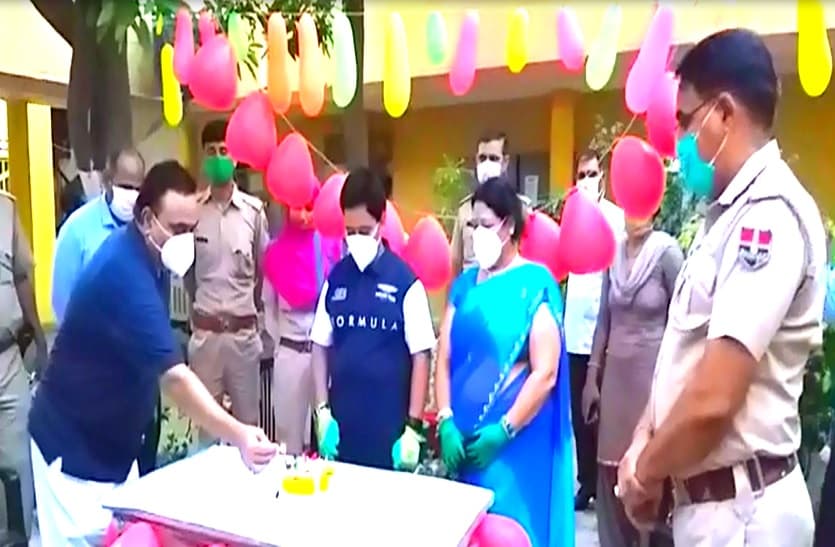 बारह साल के बच्चे ने पुलिसकर्मियों के साथ मनाया जन्मदिन