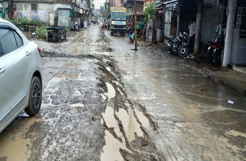 Councilors have done sit-in for road construction, the company which laid the drainage line did not repair the roads