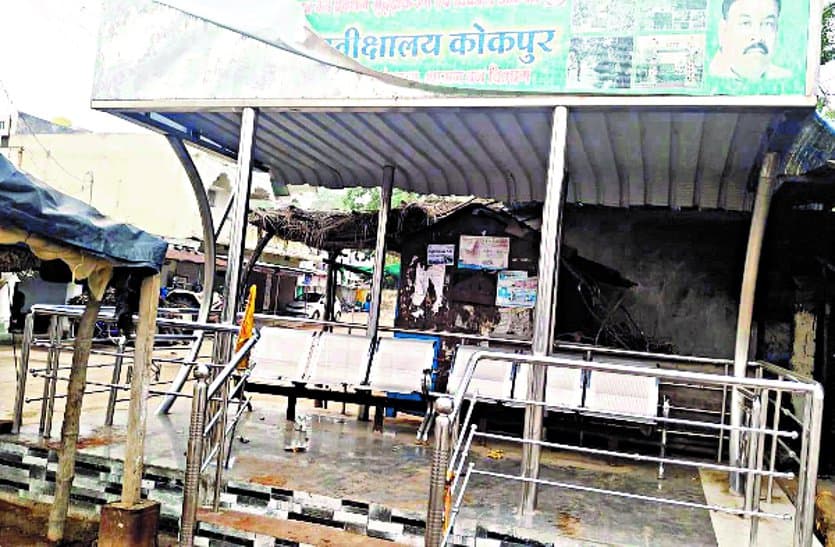 Kokpur waiting room becomes a liquor base, travelers are in trouble, lack of cleanliness