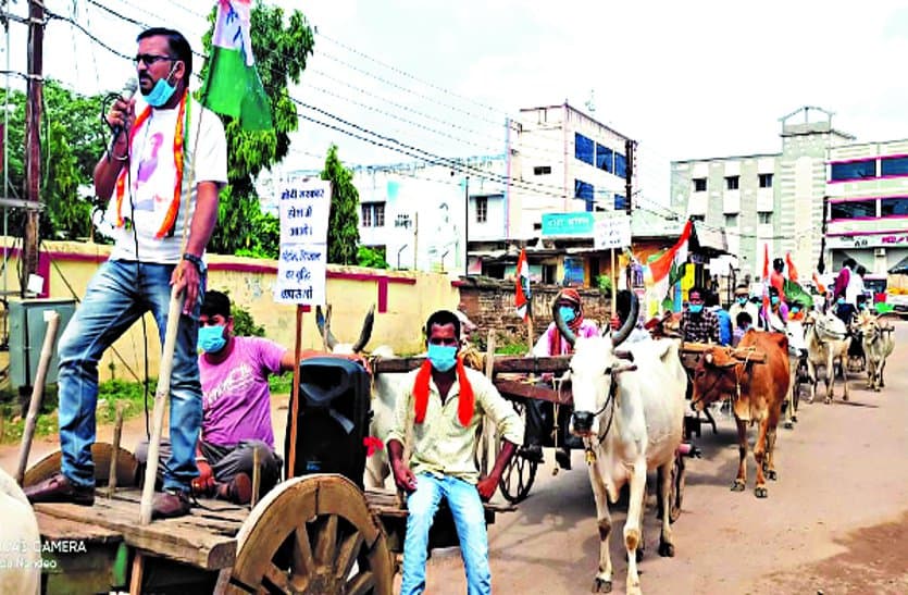 Demonstration against increase in prices of petrol and diesel by taking out bullock carts in the city ...