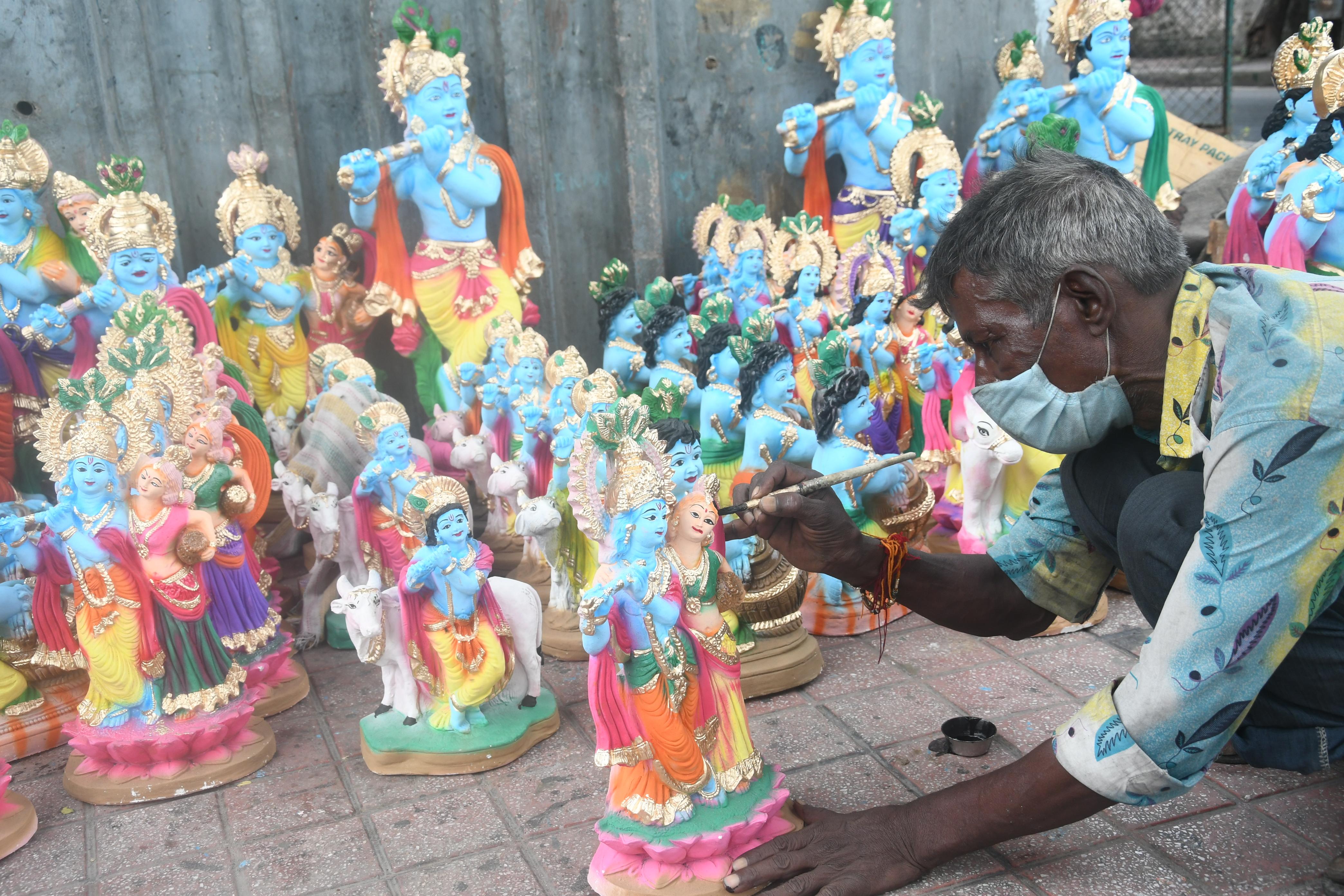 मूर्तिकारों ने भरे प्रतिमाओं में रंग, सादगी से मनेगा पर्व
