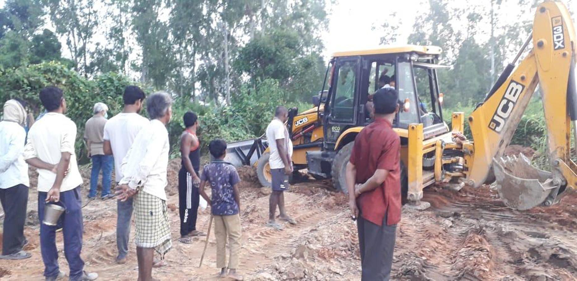 Villagers protested against JCB's paws in the playing field, said - Pi