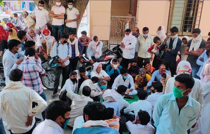 क्रेशर पर मजदूर की मौत पर ग्रामीणों ने सरकारी अस्पताल में धरना देकर किया हंगामा