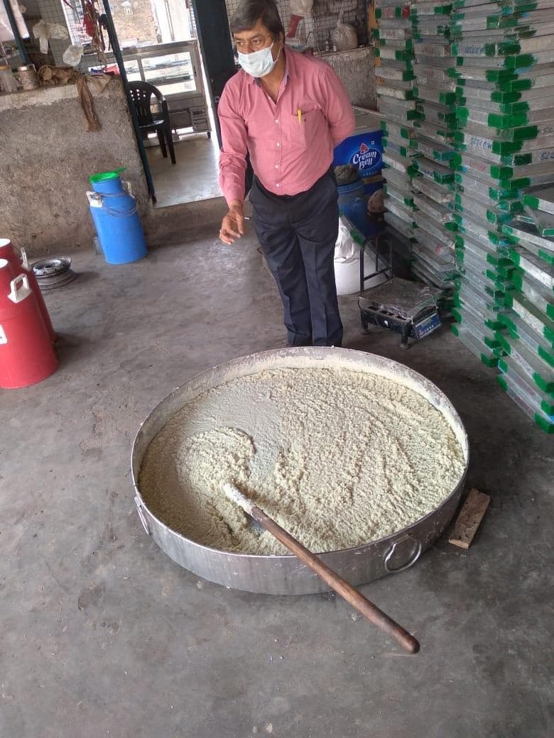 उदयपुर में खाद्य सुरक्षा अधिकारी ने मंगलवार को मावे के नमूने लेने की प्रक्रिया पूरी करते हुए।