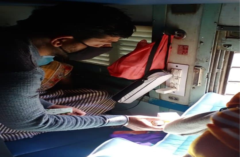 Five-month-old child deteriorates in Panvel Express, stop train and provide treatment