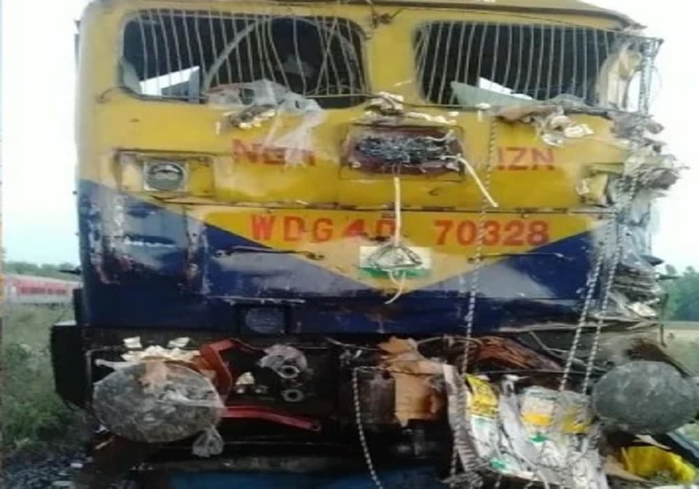 शाहजहांपुर में ट्रेन से उड़े ट्रक के परखच्चे, चार की मौत