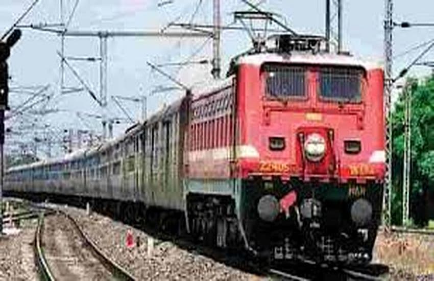 कोरोना महामारी और यात्रियों की कमी के चलते पश्चिम रेलवे ने 36 ट्रेनें रद्द की