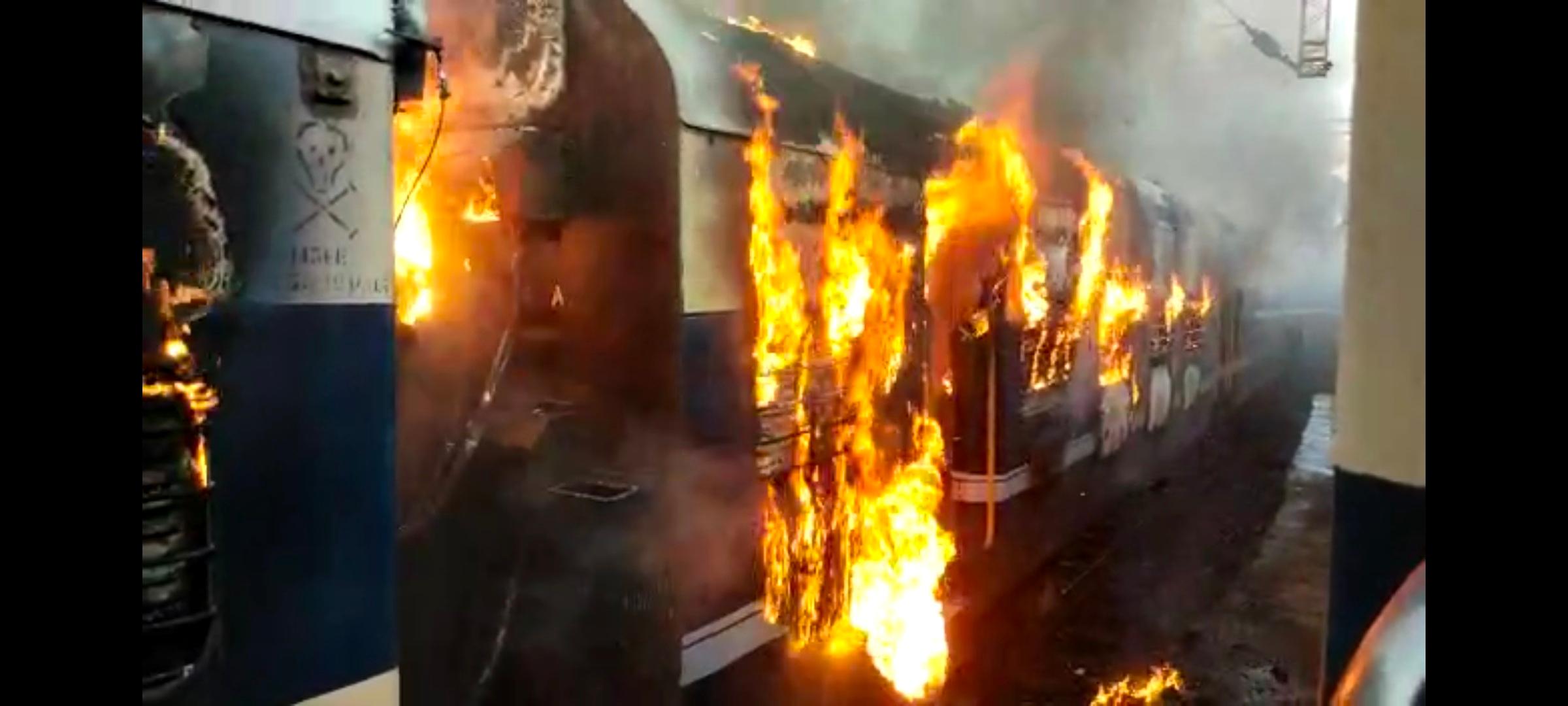 Gujarat: वडोदरा यार्ड में खड़ी मेमू ट्रेन में लगी आग, 3 डिब्बे जलकर खाक, कोई जनहानि नहीं