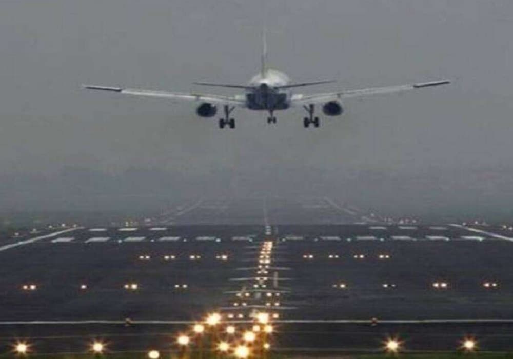 UP Top News : लखनऊ एयरपोर्ट के रनवे पर जल्द उतर सकेंगे भारी कार्गों विमान