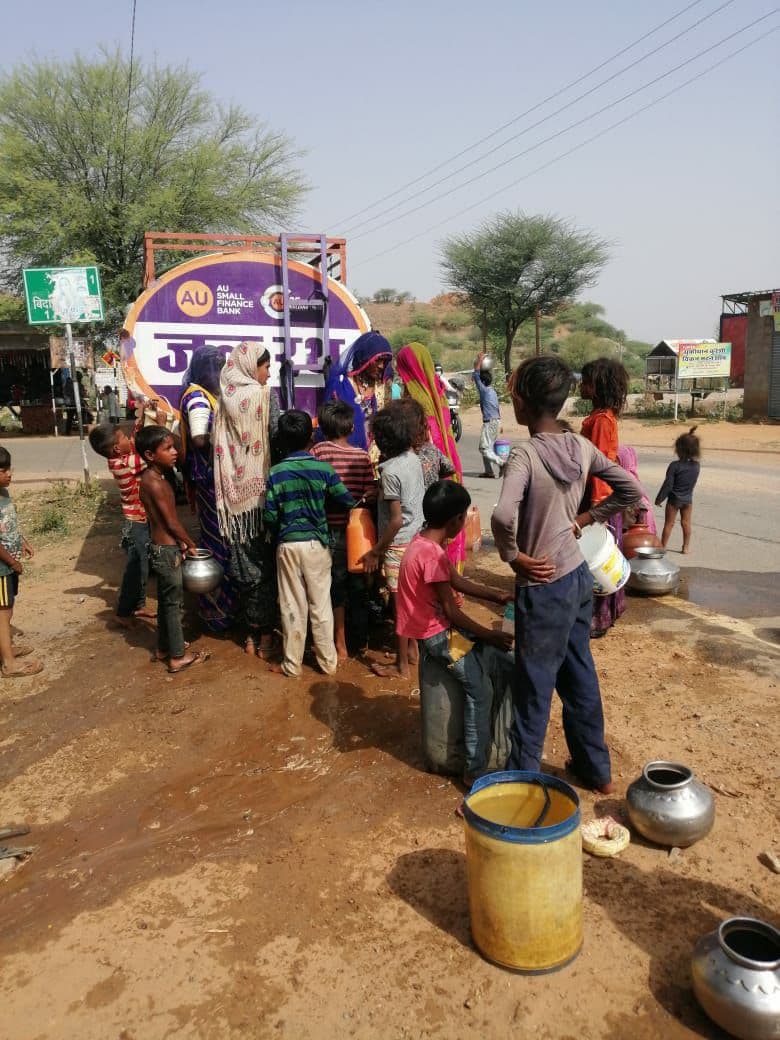 समाजसेवी भीषण गर्मी में जल रथ के माध्यम से कर रहे जनता की जल सेवा