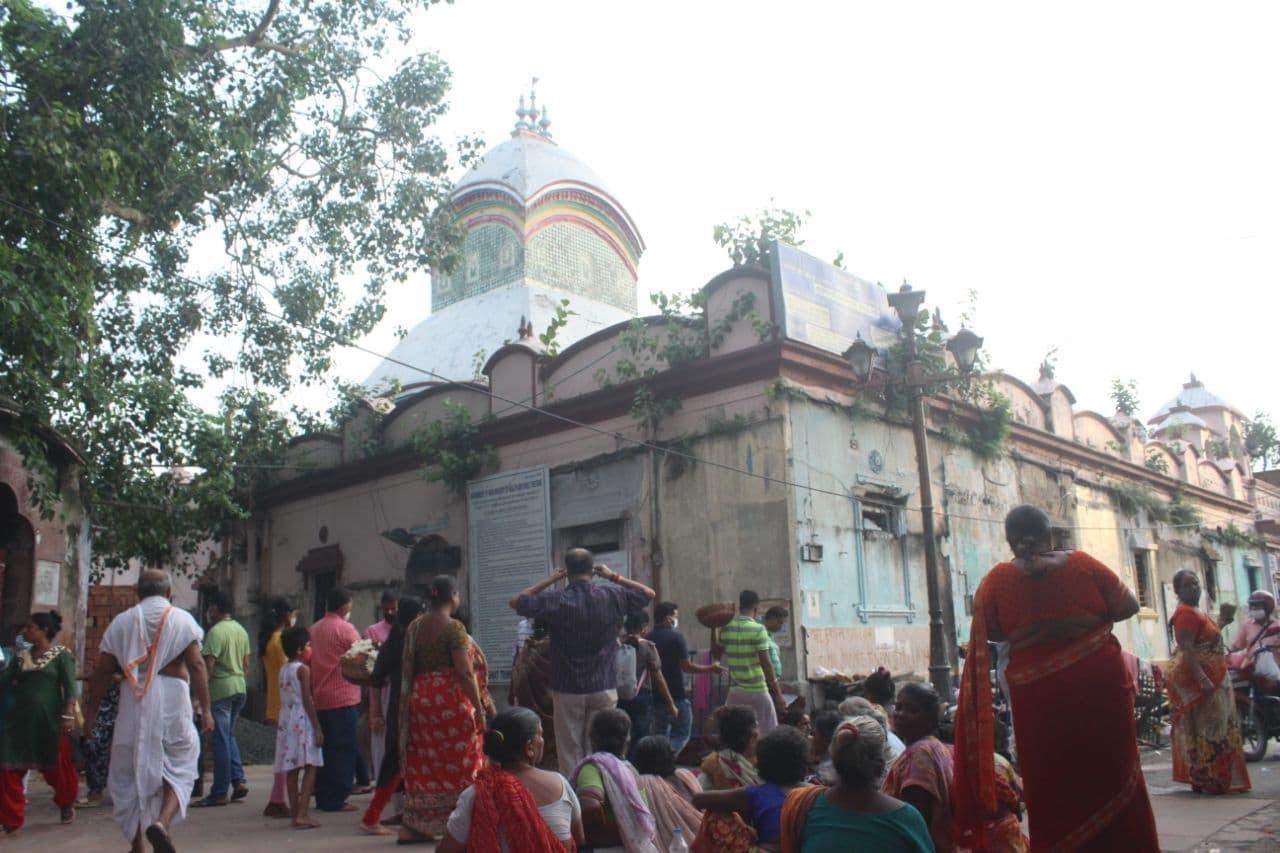 श्रद्धालुओं के लिए खुला कालीघाट मंदिर का गर्भगृह, पूजा के लिए लगा का तांता