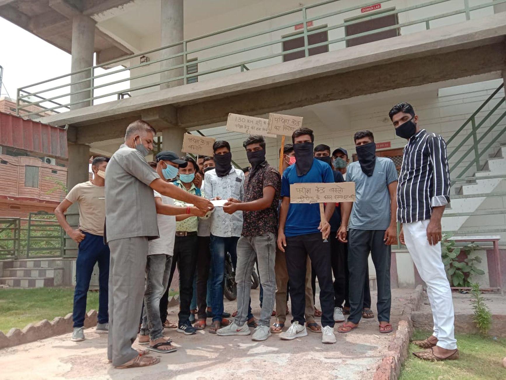 छात्रों ने जताया रोष, परीक्षा केन्द्र पोकरण करने की मांग