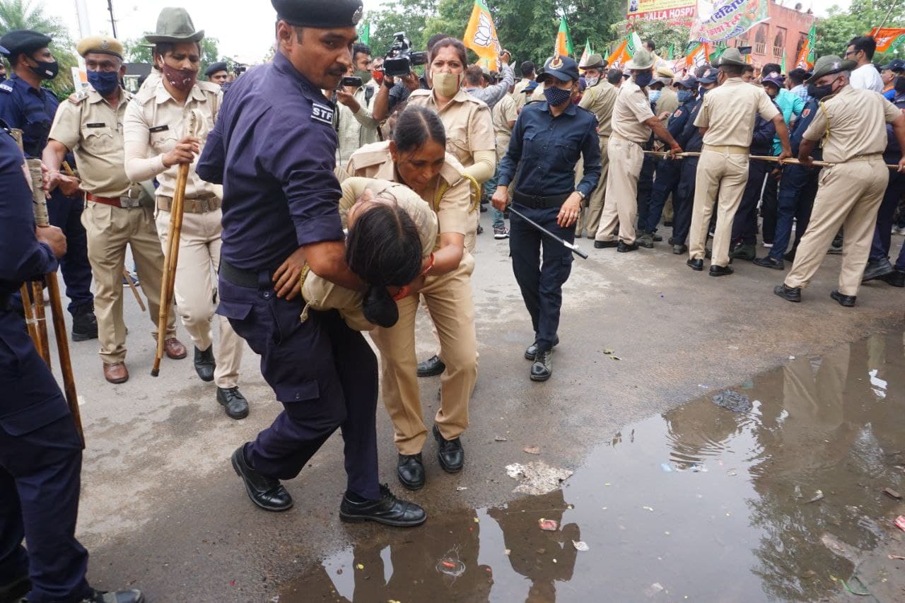 भाजपा का 'हल्ला-बोल', धक्का-मुक्की में दो पुलिसकर्मी चोटिल, एक बेहोश