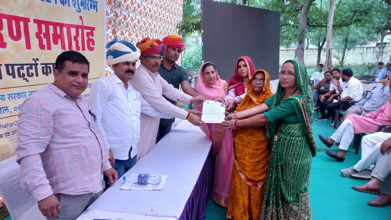 प्रशासन गांवों व शहरों के संग अभियान का आगाज, शाहपुरा में पहले दिन 50 लोगों को पट्टे वितरित