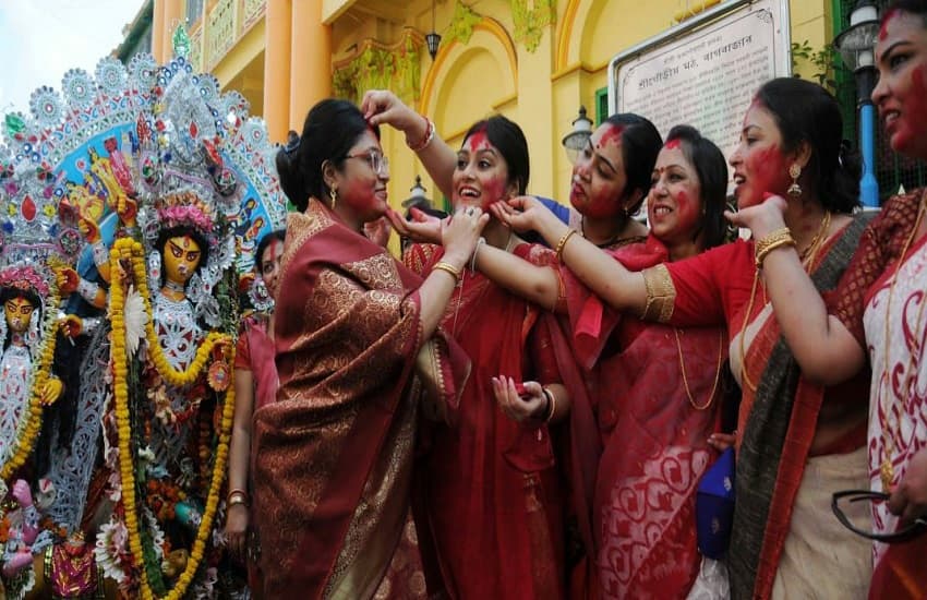 WEST BENGAL-सिंदूर खेला के बाद मां दुर्गा की विदाई
