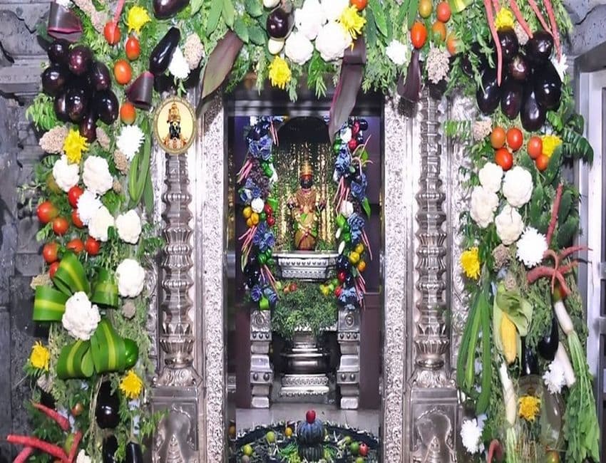 फूल और सब्जी से सजाया विट्ठल-रुक्मिणी मंदिर