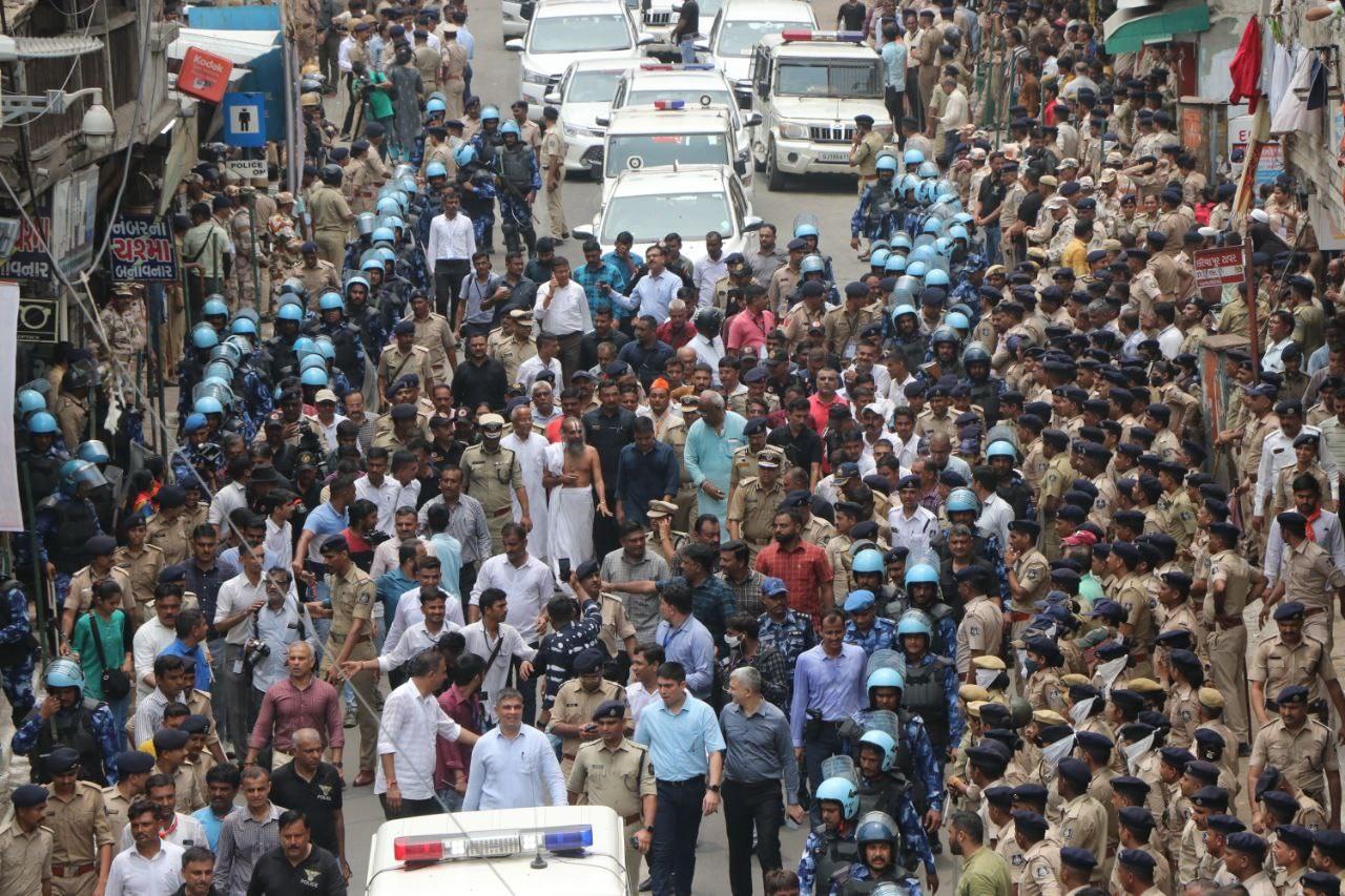गृह राज्यमंत्री संघवी ने रथयात्रा रूट पर पैदल चलकर की सुरक्षा तैयारियों की समीक्षा