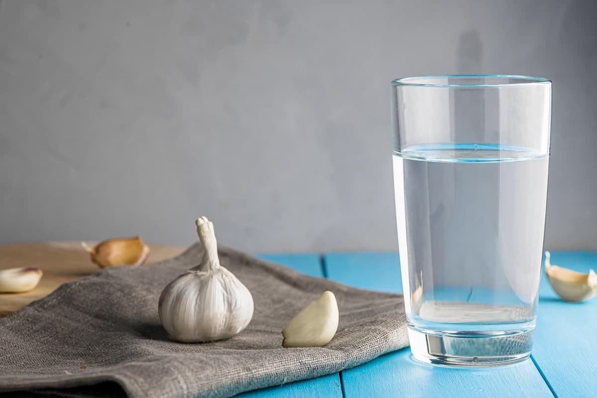 Garlic Water Benefits: सुबह खाली पेट लहसुन का पानी पीने से सेहत को मिलते हैं कमाल के फायदे, ब्लड प्रेशर को कंट्रोल करने में करता है मदद