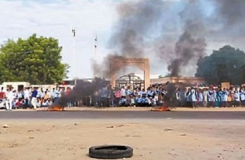 विद्यार्थियों की मजबूरी:स्कूल पर लगाया ताला, टायर जला किया प्रदर्शन