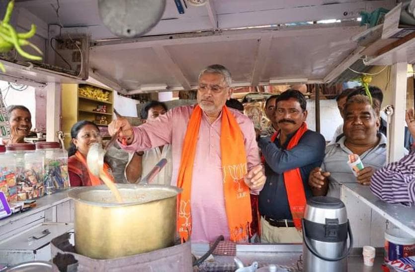 Gujarat election 2022 :  कोई बना रहा चाय, किसी खाए गोलगल्पे
