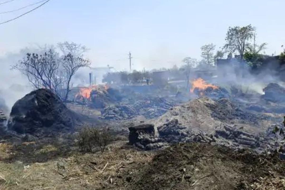 fire_on_house.jpgkushinagar news, kushinagar hindi news, kushinagar latest news, kushinagar samachar, fire broke out from a pile of garbage