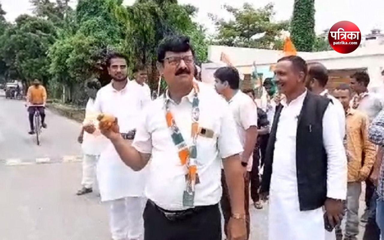 Congressmen distribute tomatoes in joy in rampur