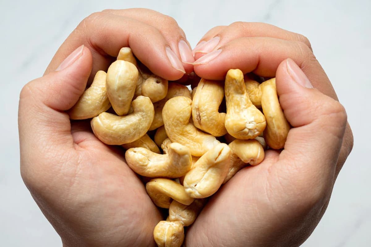  10 benefits of eating cashews daily