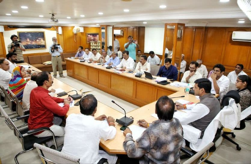 Indore News : एमआइसी की बैठक में हंगामा, मेंबर बोले... मैडम अफसर तो हमें मूर्ख समझते हैं