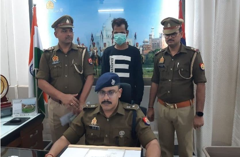 Agra Police caught Hanif of Dholpur who was withdrawing money by changing ATM card