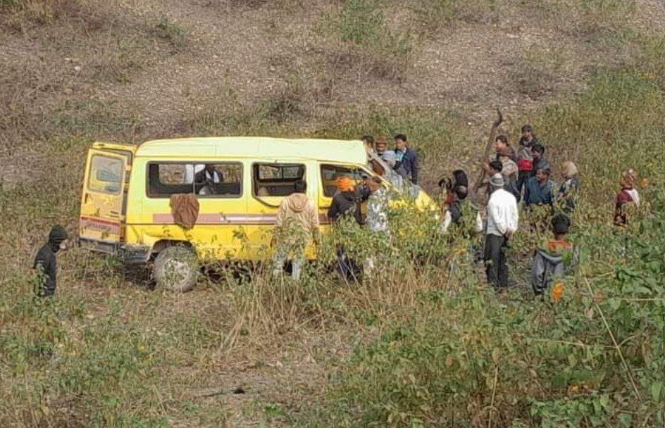 sidhi: Uncontrolled school bus fell into ditch, a dozen children injured