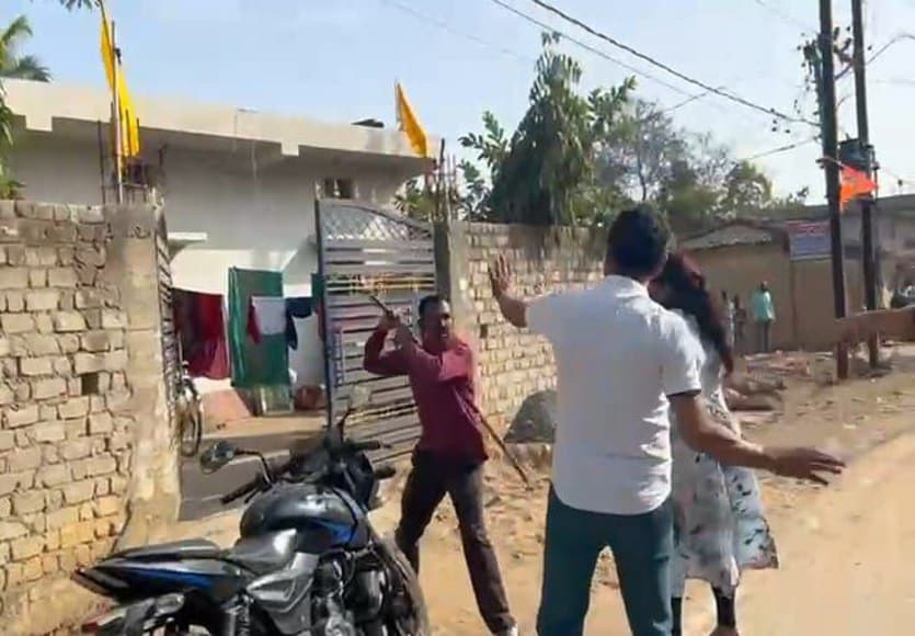 Video: महतारी वंदन योजना: पार्षद पति ने भाजपा की महिला कार्यकर्ता को लाठी लेकर मारने दौड़ाया, वीडियो वायरल