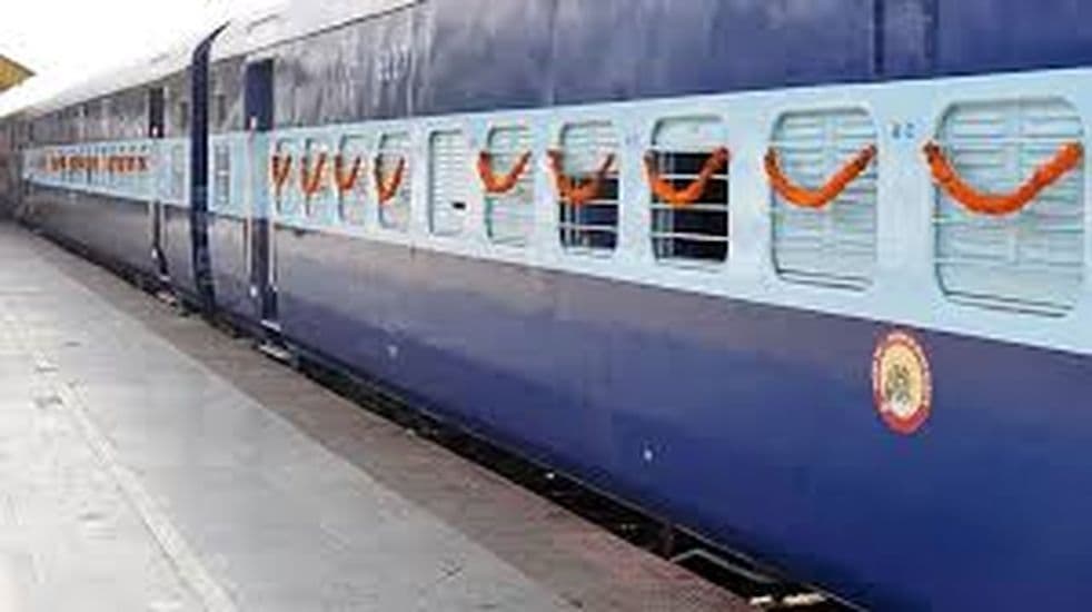 AASTHA TRAIN NEWS: सूरत से अयोध्या जा रही आस्था स्पेशल ट्रेन पर पथराव, कोई जनहानि नहीं