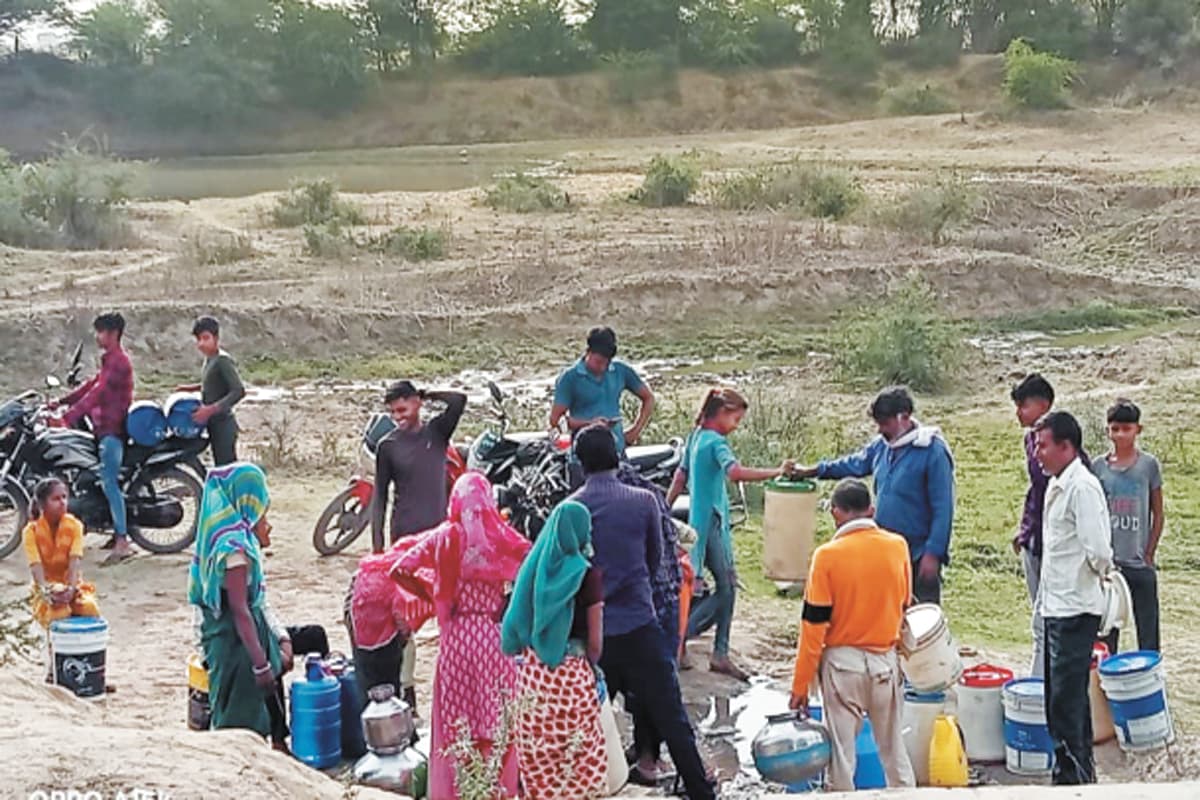 बीसलपुर बांध ओर बनास के किनारे गांवों में पेयजल संकट, ग्रामीण दूर-दराज से ला रहे है पानी