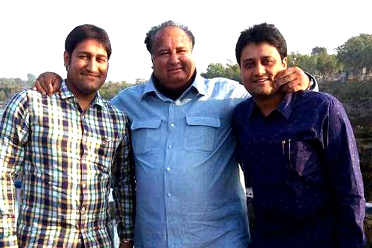 deepak saxena with his son ajay and jay
