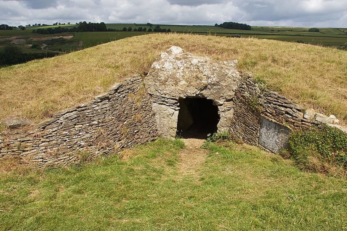 नवपाषाण काल की कब्र 'बैरो' (Neolithic grave in Britain)
