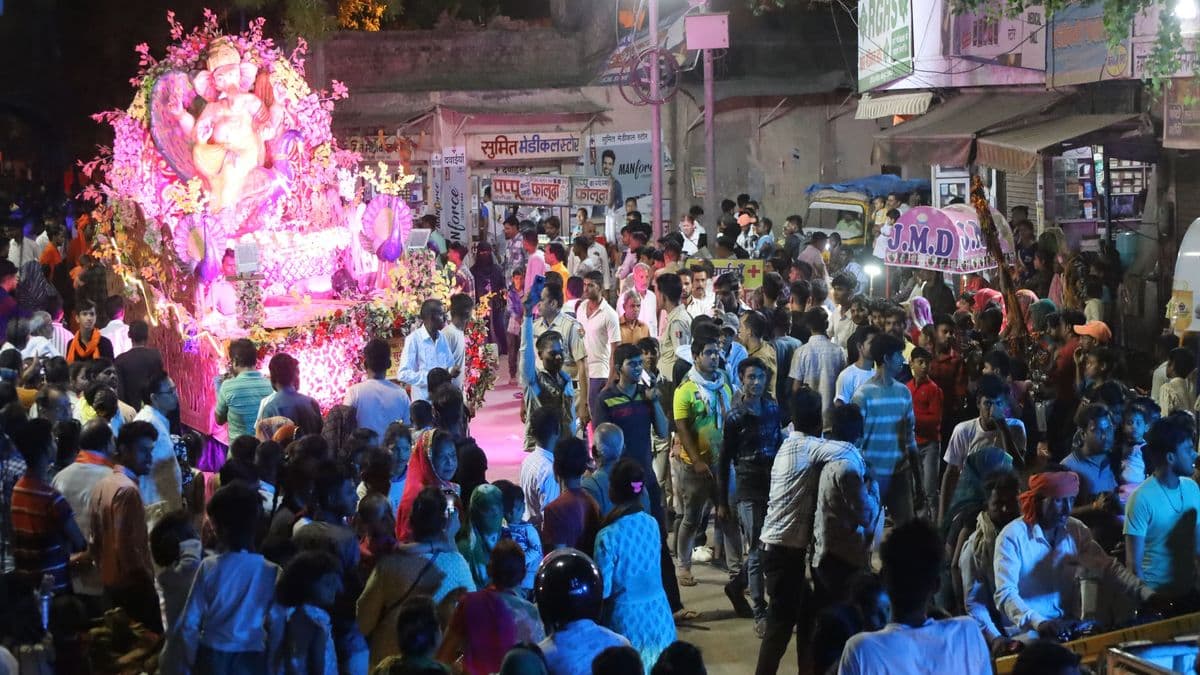 Hanuman procession started with great pomp, tableaux illuminated with colorful lights धूमधाम से निकली हनुमान शोभायात्रा, रंगी-बिरंगी रोशनी से जगमग झांकियां