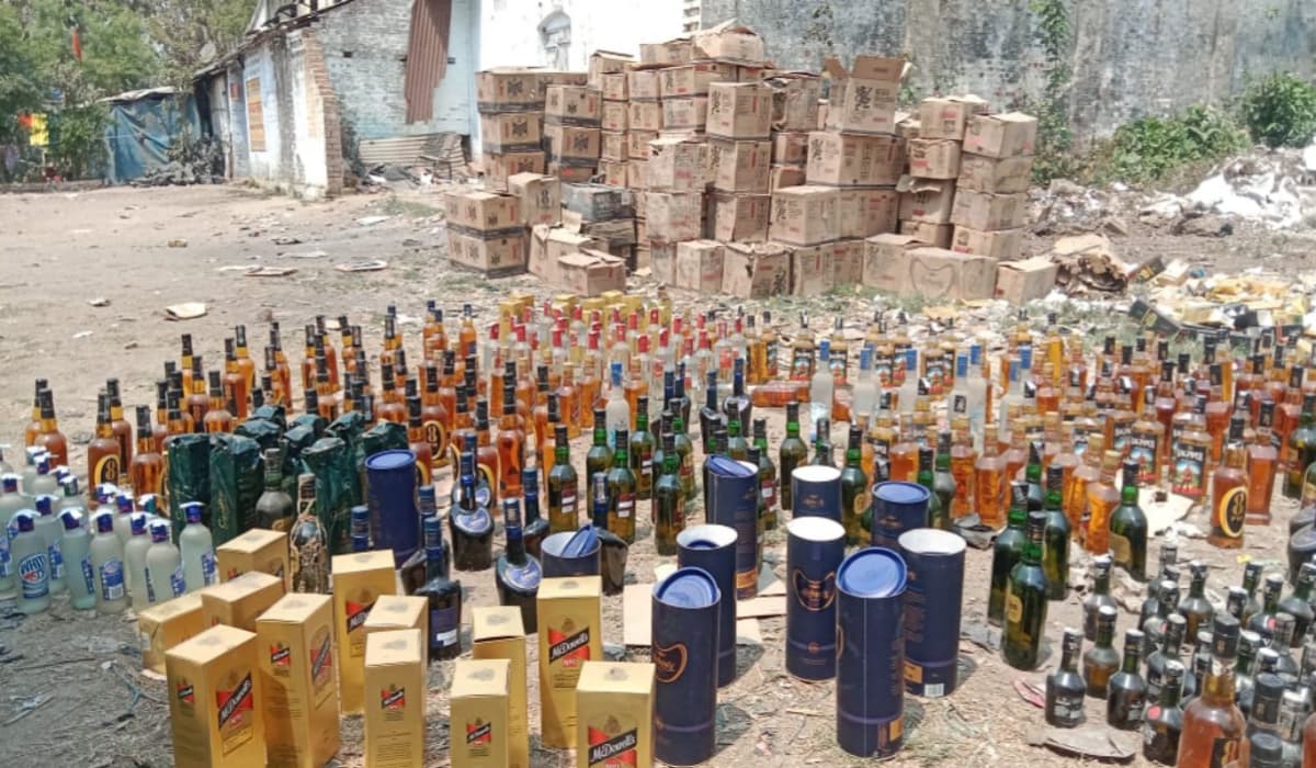 छापेमारी में बरामद अवैध शराब की फाइल फोटो