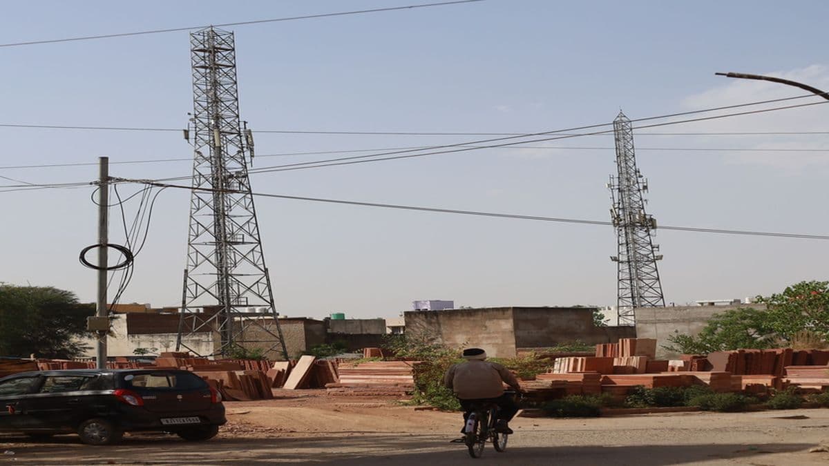 शहर की बस्तियों में लगे मोबाइल टॉवर, निकलने वाली किरणों से खतरा Mobile towers installed in city settlements, danger from emanating rays
