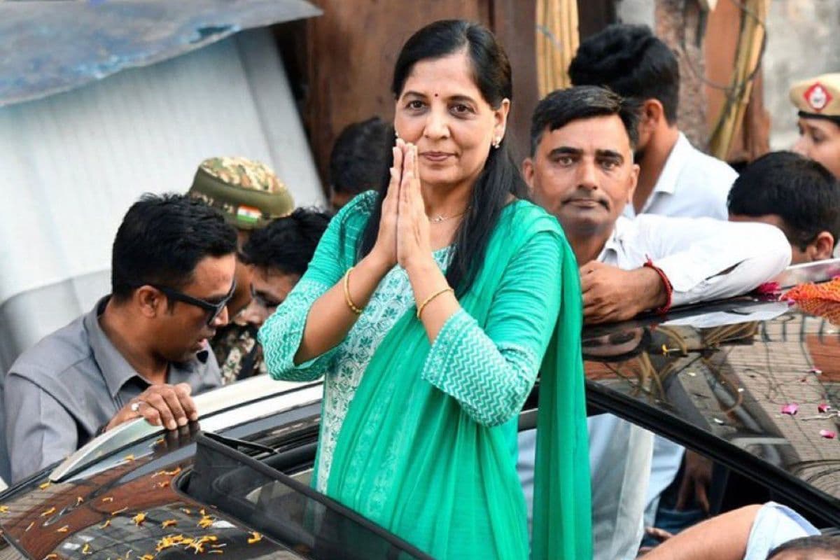 AAP Sunita Kejriwal in delhi road show Lok Sabha Elections 2024