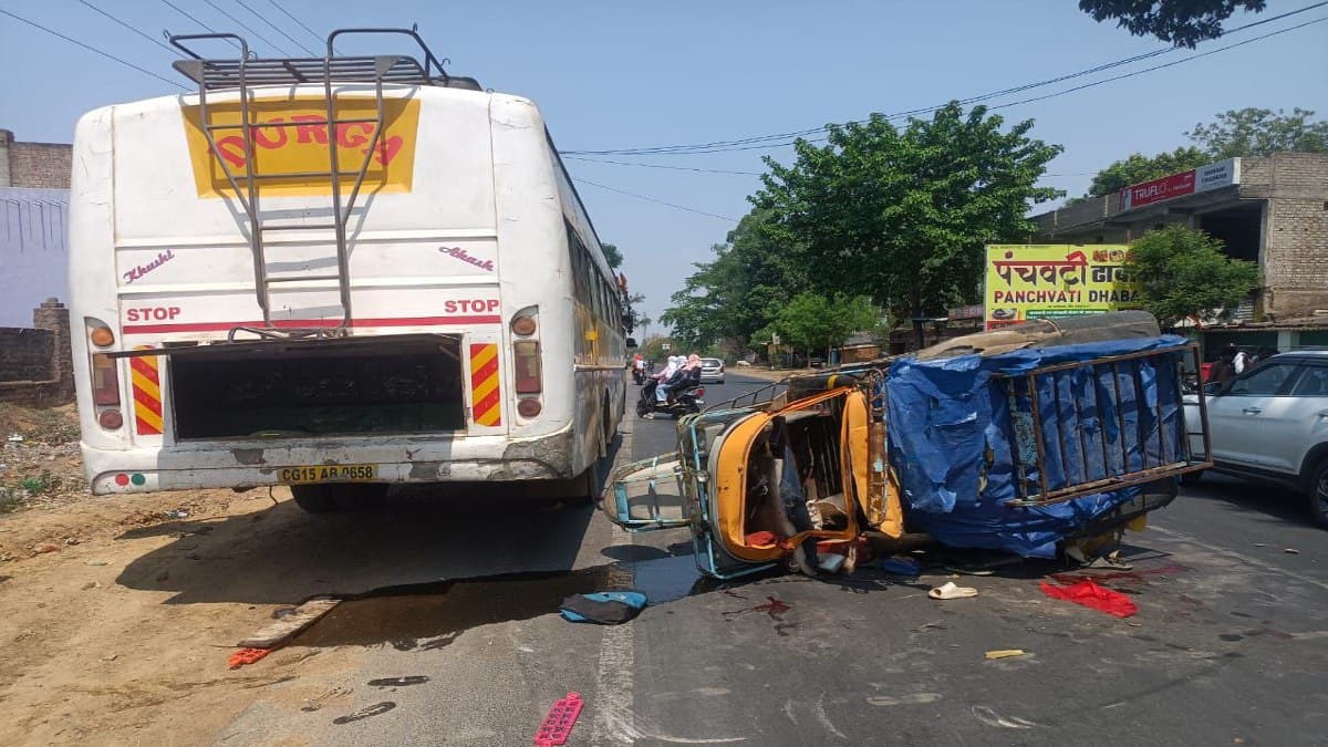 Auto rickshaw overturned on the road