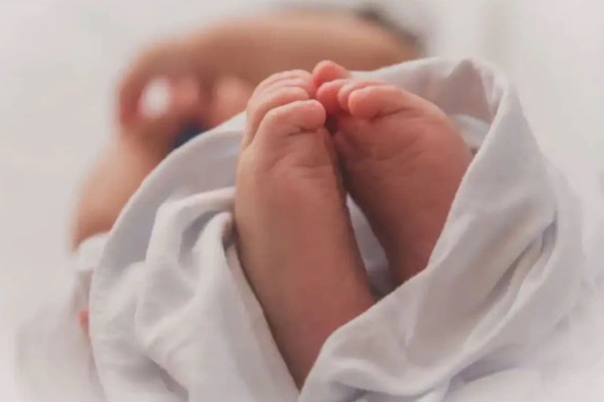 Unmarried girl gives birth to a child