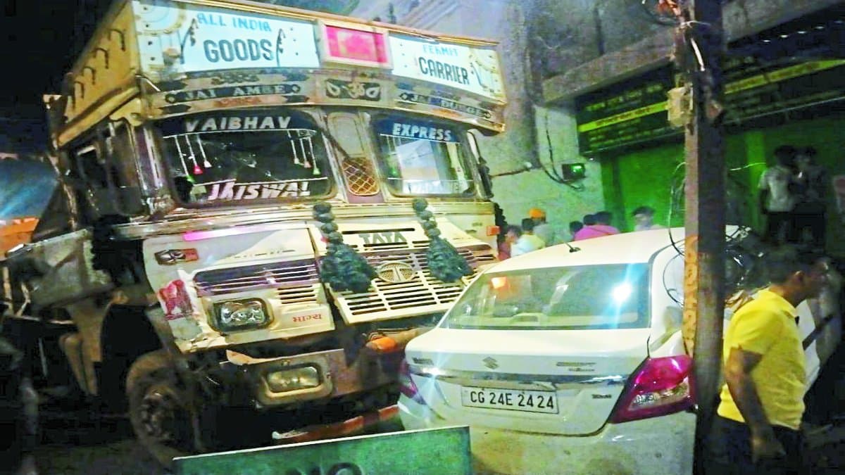 दल्लीराजहरा नगर के मुख्य मार्ग पर रविवार की रात लगभग 10.30 बजे खड़ी कार को एक ट्रक चालक ने ठोकर मार दी, जिससे कार क्षतिग्रस्त हो गई। मामले में राजहरा पुलिस कार्रवाई कर रही है।