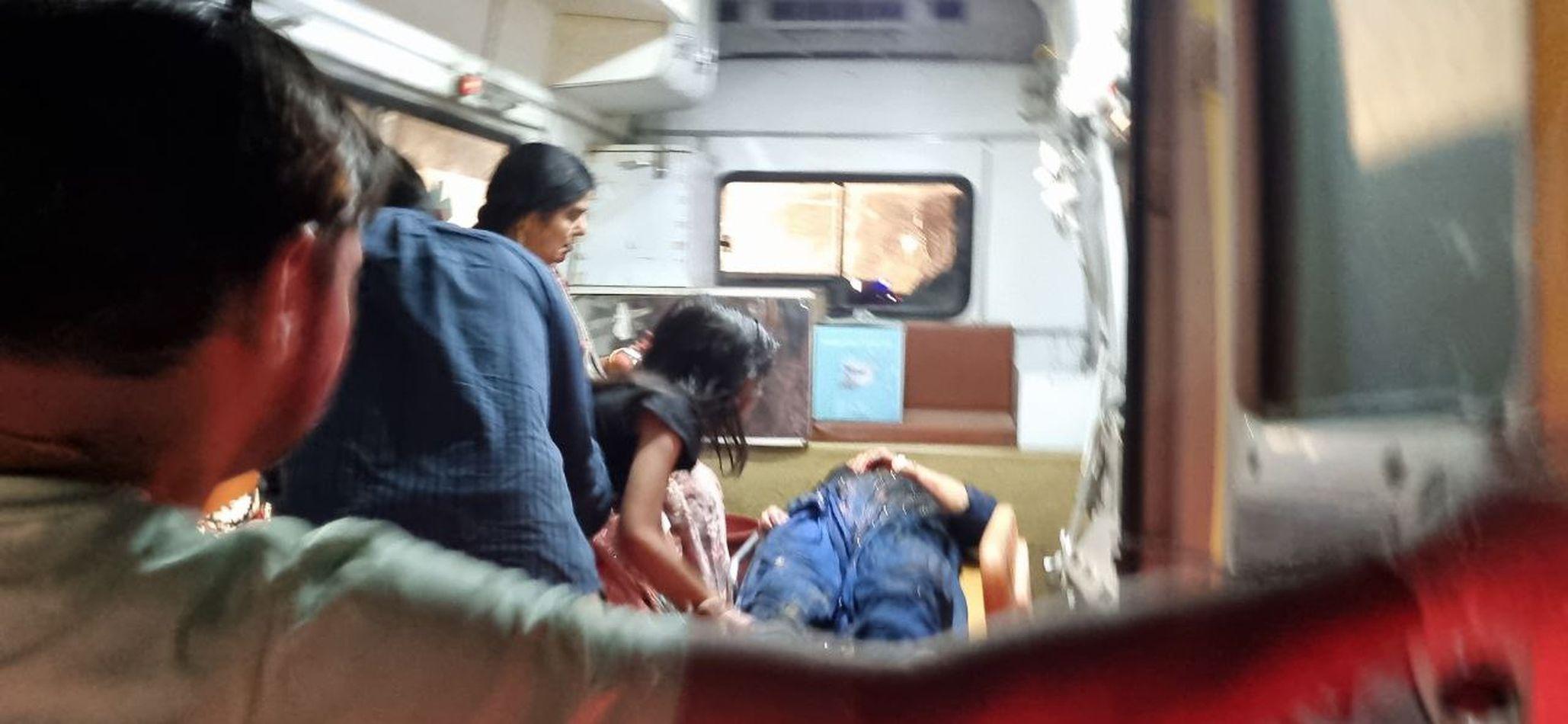ऐलनाबाद से हनुमानगढ़ आ रहा परिवार हुआ हादसे का शिकार । खड़ी ट्रॉली में पीछे से टकराई कार, मां-बेटी की मौके पर मौत, चार घायल। मेहरवाला के पास ऐलनाबाद-शेरगढ़ मार्ग पर हुई दुर्घटना।