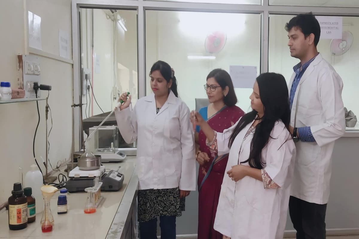 जेडीबी कॉलेज कोटा में रसायन शास्त्र विभाग की शोधार्थी अंजली सिंह ने नीम की पत्तियों का प्रयोग कर नैनो कणों का निर्माण किया।