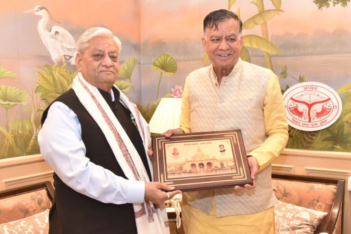 Assembly Speaker Satish Mahana honoring Gulab Kothari, Editor-in-Chief of Patrika Group, by covering him with a shawl in the Uttar Pradesh Assembly