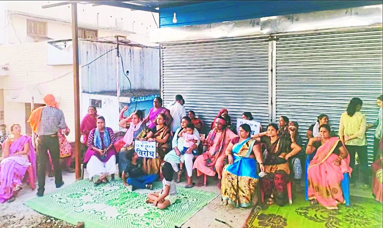 शराब दुकान के विरोध में धरने पर बैठी महिलाएं
