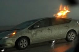 आसमान से गिरा बिजली टोयोटा की कार में अटकी, सेकेंडा में हो गई कार फ्राई