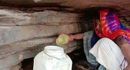 पानी के लिए हाहाकार: चट्टानों से रिस रही एक-एक बूंद से प्यास बुझा रहे ग्रामीण, वीडियो में देखें भयावह हालात