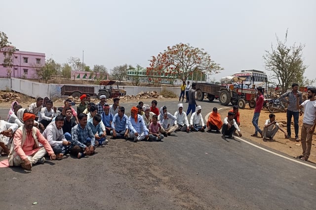 3 घंटे तक ग्रामीणों ने तपती सड़क पर लगाया जाम